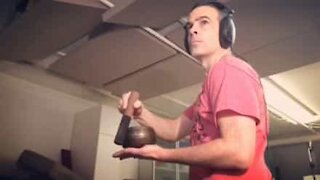 Ce bruiteur fait de la musique avec des objets du quotidien