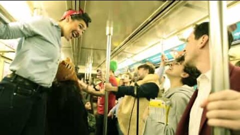 Banda toca "Somebody To Love" no metrô de Nova Iorque