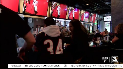 Sports bar welcomes crowd for Super Bowl Sunday