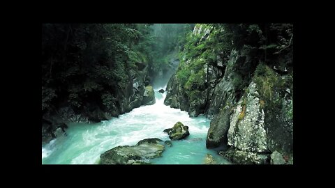 Горный водопад, затерянный в джунглях