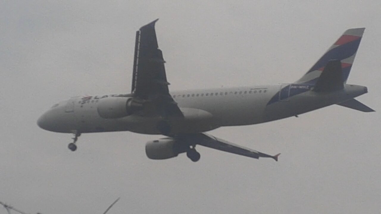 Airbus A320 PR-MHZ na cabeceira da pista 11 do Aeroporto Internacional de Manaus