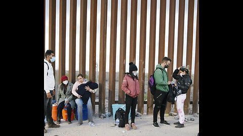 Free Money & Credit Cards at the border for Illegal Immigrants