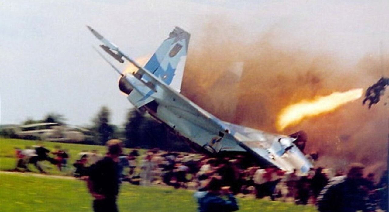 Ukraine Airshow Disaster - Sukhoi Su-27 Crash 3