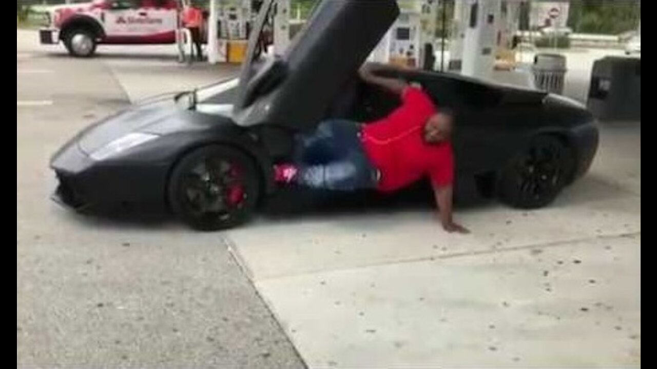 Fat Man vs Lamborghini. Must See!