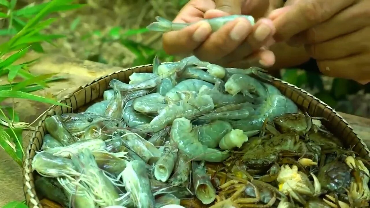 Survival Cooking Skill-Deep Fry Shrimp And Crab Seafood Eating With Hot Chili Sauce So Delicious-9