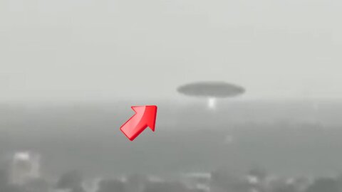 UFO shoots a beam of light across the city and then leaves [Space]