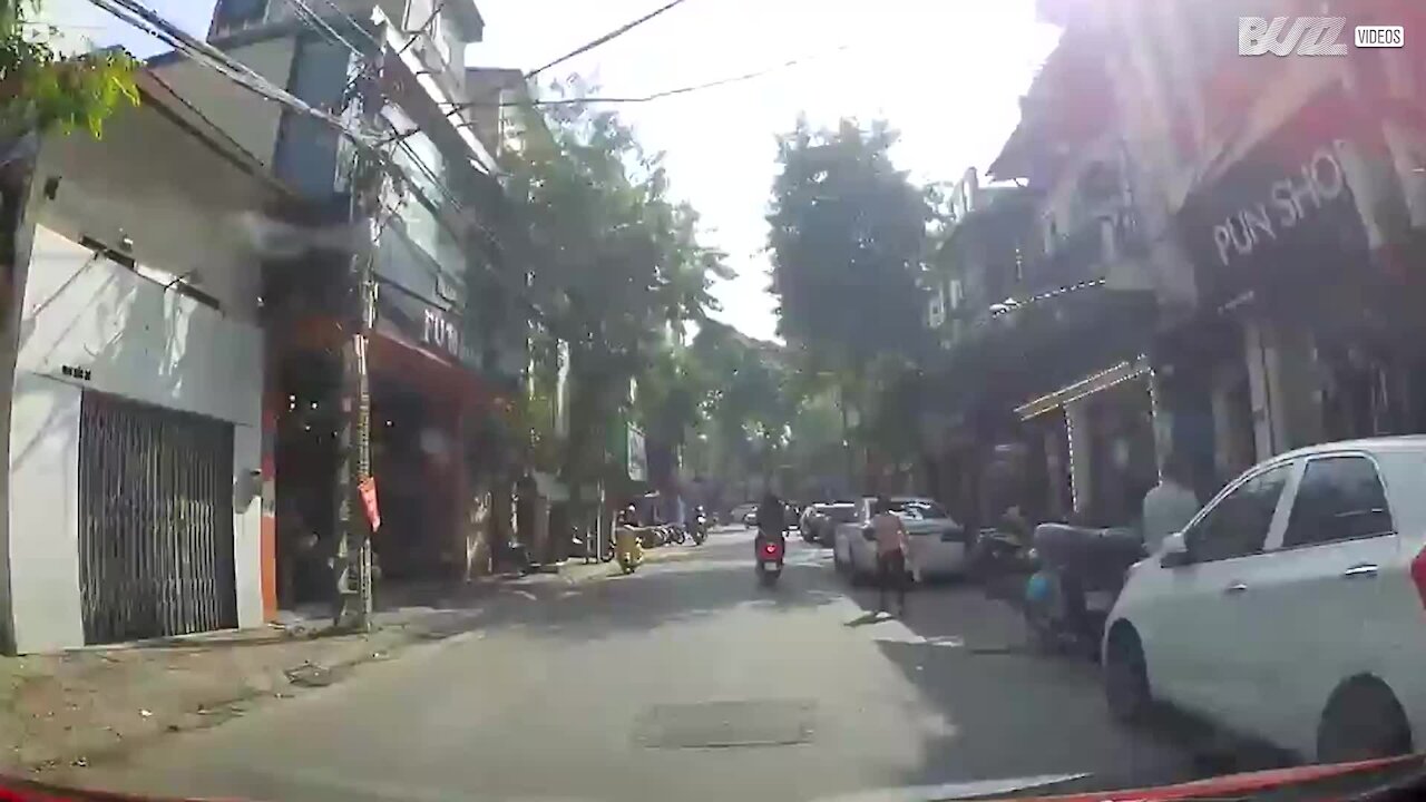 Motorino prende fuoco da solo in Vietnam