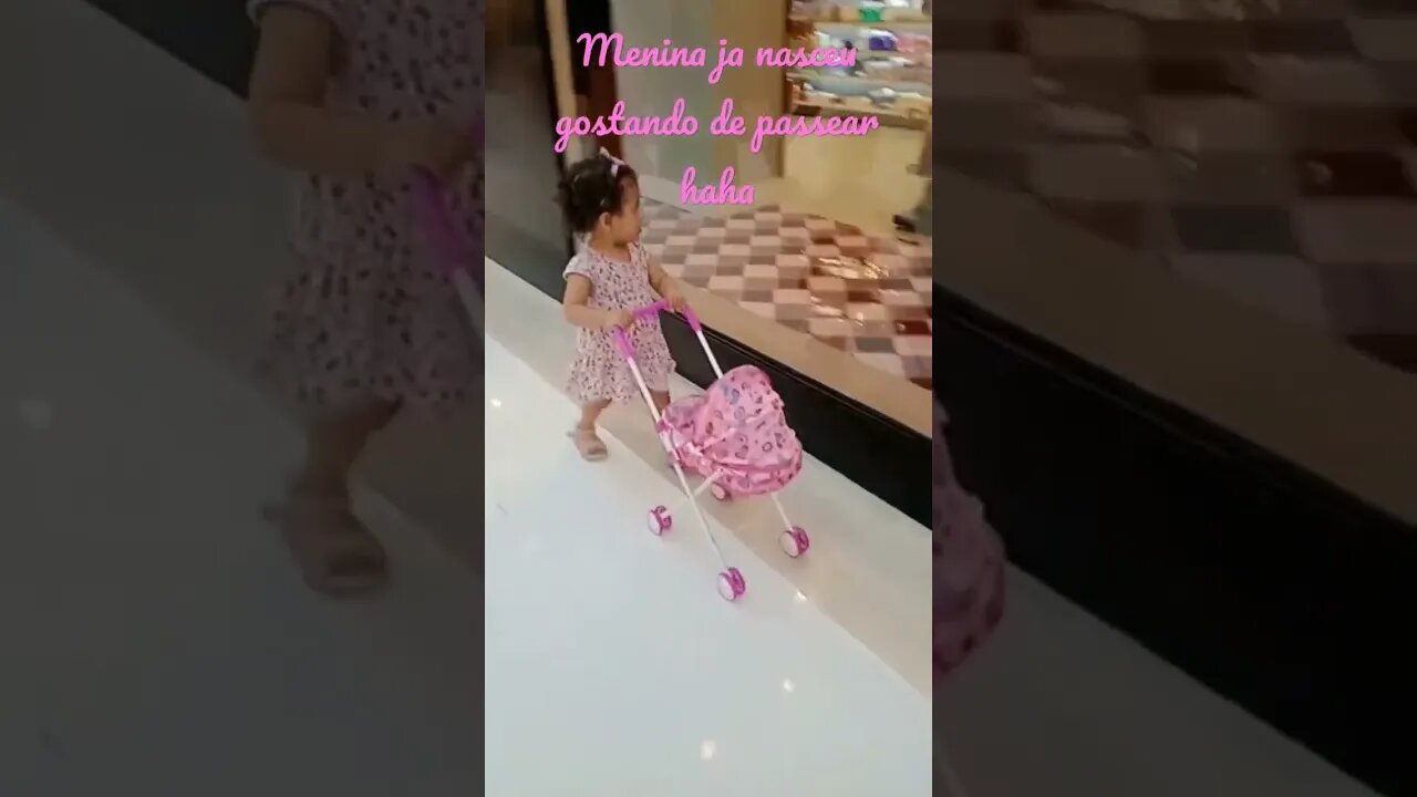 Menina já nasceu gostando de passear #menina #shortvideo #shopping #crianças #familia