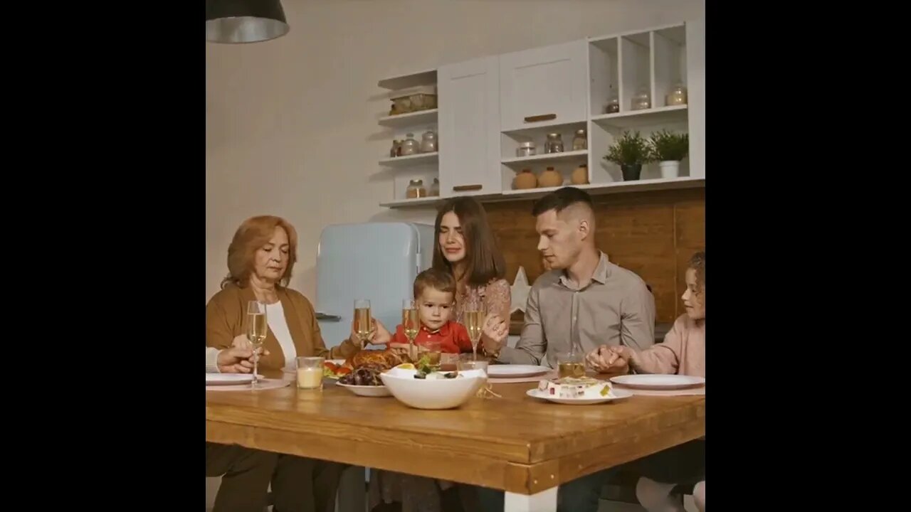 Thanksgiving 2022 | Family Praying #thanksgiving2022 #shorts #short #food #eating 40 Seconds #4