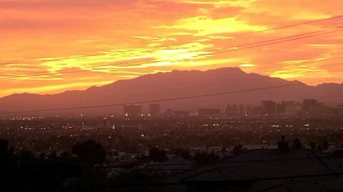 Did you see tonight's Las Vegas sunset on fire? Check this out! 12.16.2024 #lasvegas #travel #fyp