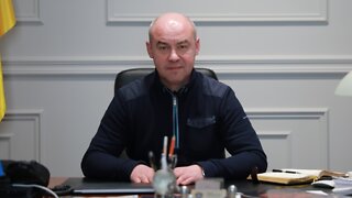 Ukrainian Mayor Helps Refugees, Prepares for War
