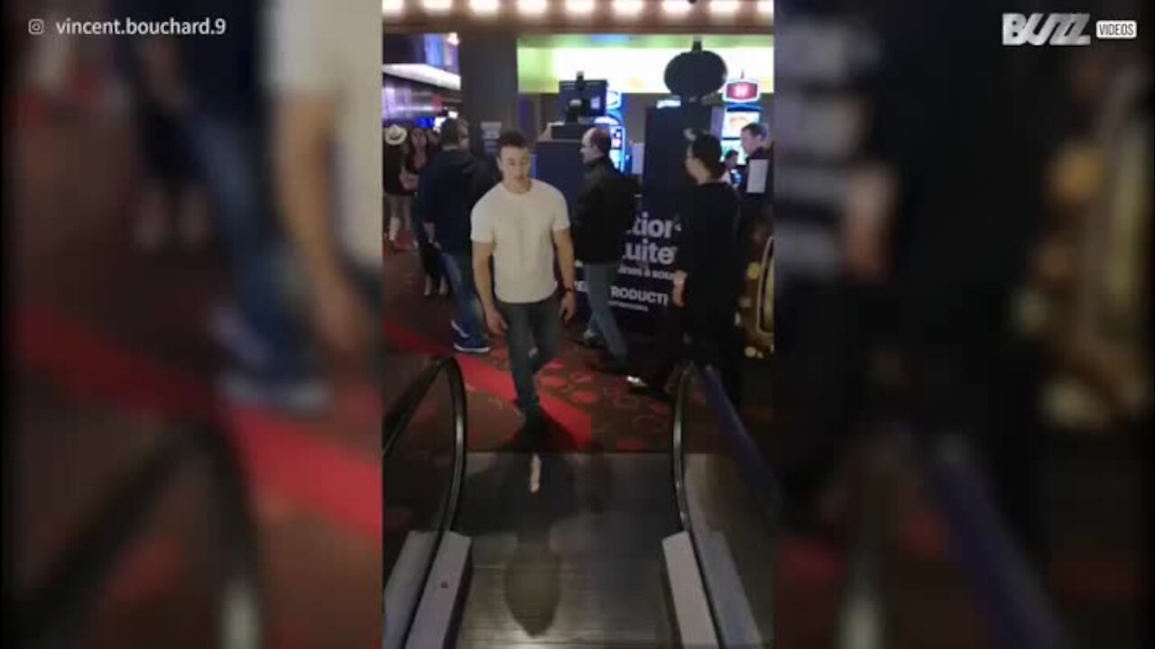 Uma forma peculiar de subir umas escadas rolantes