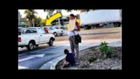 When She Sees Car Stop For Pregnant Panhandler, She Doesn’t Hesitate