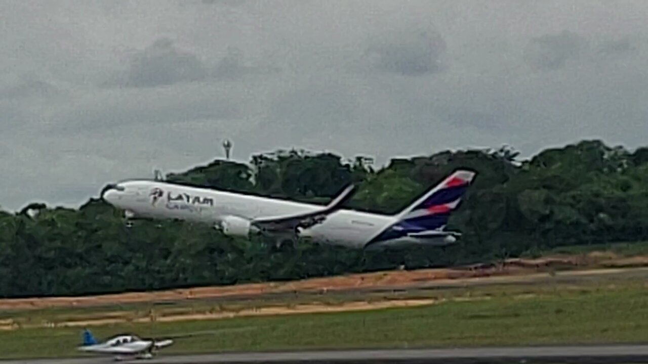 Boeing 767-300ERF PR-ABD taxia e decola de Manaus para Guarulhos