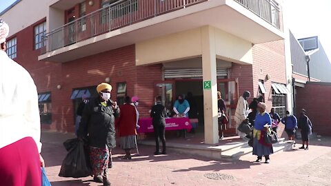 SOUTH AFRICA - Cape Town- ward 98 Councilor donates to old peoples of the community (Video) (9ms)