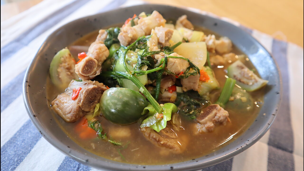 Northern Thai spicy soup with pork (Kaeng Oom Moo)