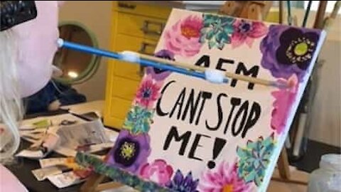 Cette étudiante dépasse son handicap et fait de très belles peintures