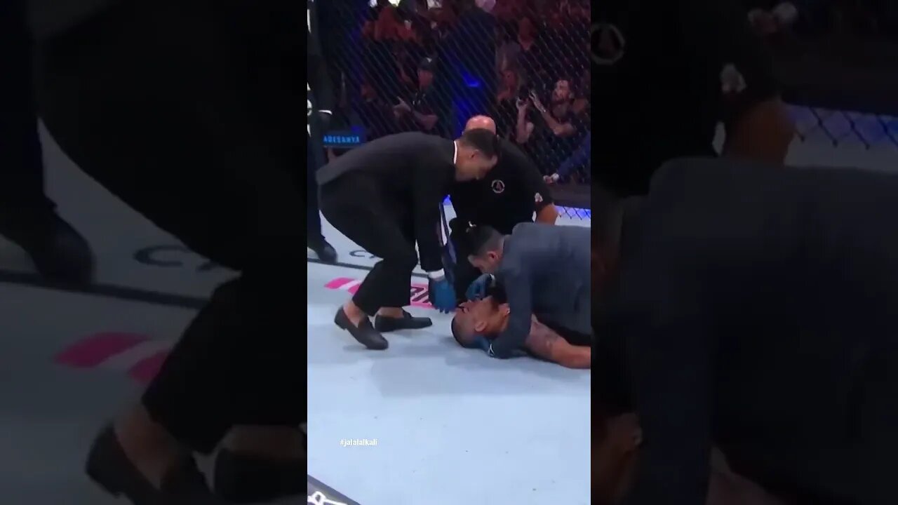 #isrealadesanya wins #ufc middle weight championship