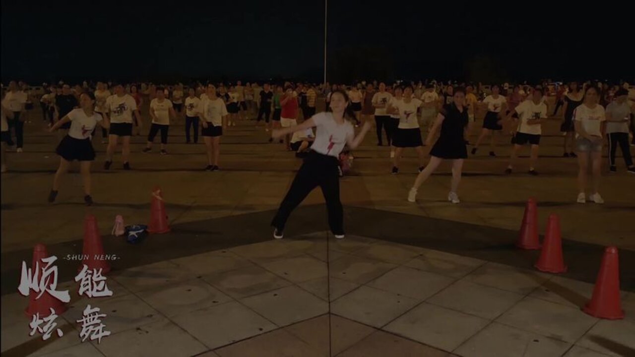 动感摆胯广场舞《情歌2019》，每天5分钟，一个月轻松瘦成小蛮腰【順能炫舞團】