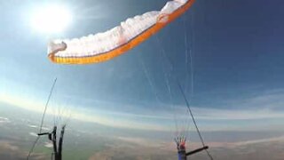 Il perd le contrôle de son parachute en plein vol