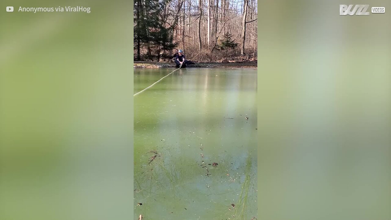 Deux hommes tentent de faire de la luge sur un lac gelé