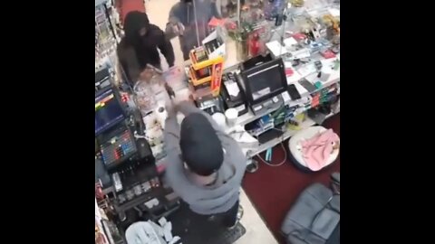 Merchant reacts and shoots thieves in attempted market robbery