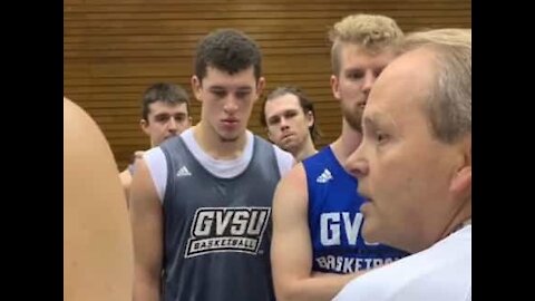 Jogador de basquete comemora aprovação em curso de enfermagem