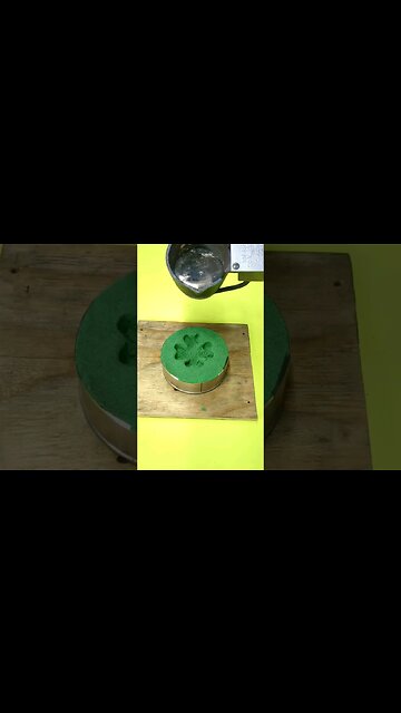 Pouring Molten Metal on Kinetic Sand #shorts #shortsfeed #kineticsand