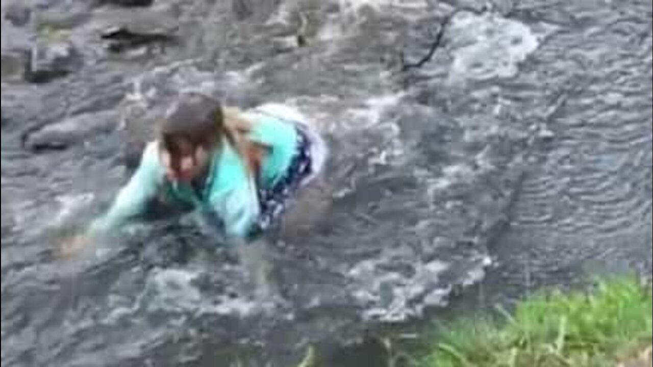 Rope swing fail: girl falls into river