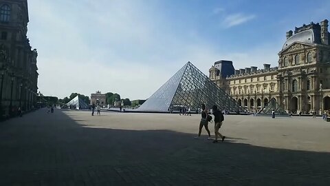 LOUVRE MUSEUM PIRAMID