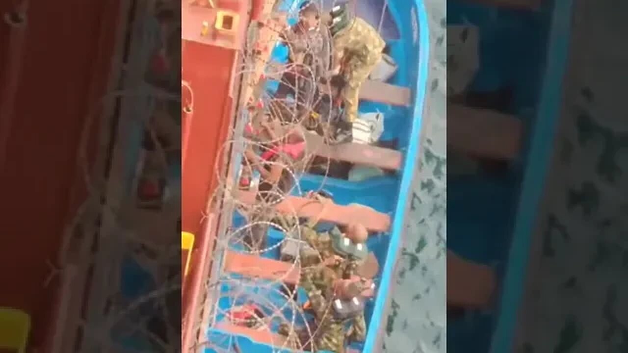 Thieves trying to board a Freighter