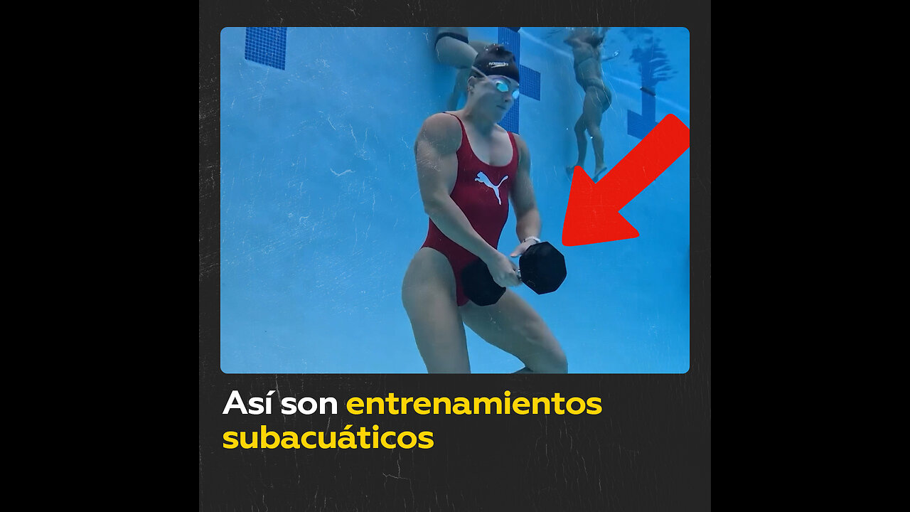 Personas con mancuernas se sumergen al fondo de la piscina y hacen ejercicio