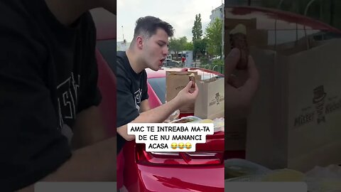 ACEL MOMENT CAND TE INTREABA MA-TA DE CE NU MANANCI ACASA #oguritamica #mancaciosul #romania