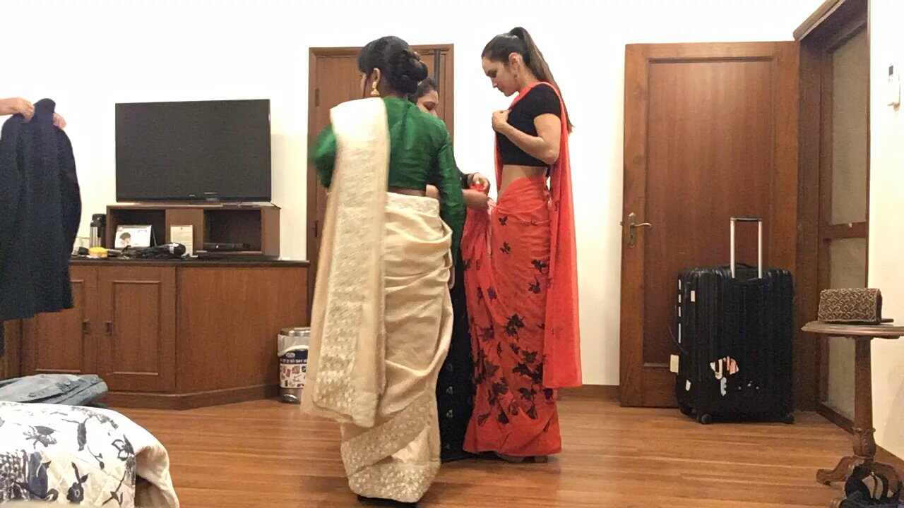 Being dressed in a Sari for Bengalí wedding