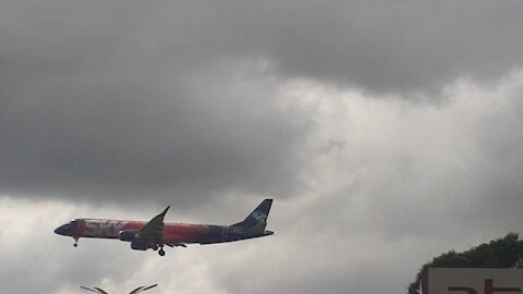 Embraer 195 PR-AUQ na aproximação final antes de pousar em Manaus vindo de Tefé