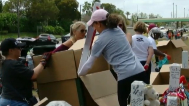 Volunteers pack up Stoneman Douglas High School memorial for preservation