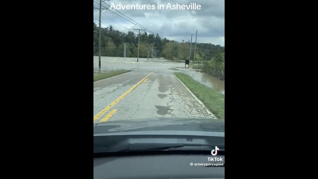 SCENES OF FLOODED ROADS🚧⛔️🌊🛣️🛻🆘📸IN ASHEVILLE NORTH CAROLINA💦🌊🛣️🛻💫