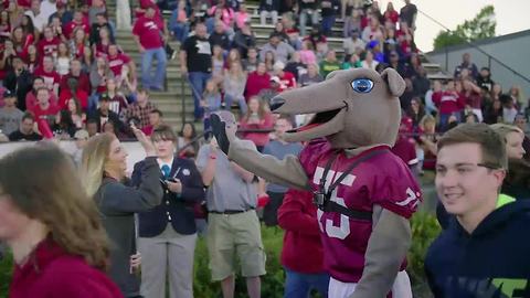 UINDY mascot breaks Guiness world record for most high-fives by a mascot in one minute