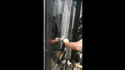 تنظيف واجهات مبنى وزارة العدل في المزة
