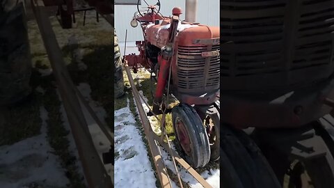 Late 1952 Farmall H at auction: nice snow pusher !!!