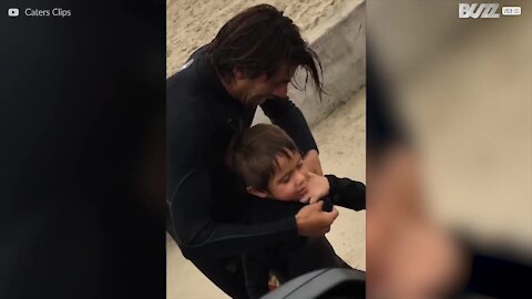 Bambino impigliato nella muta da surf