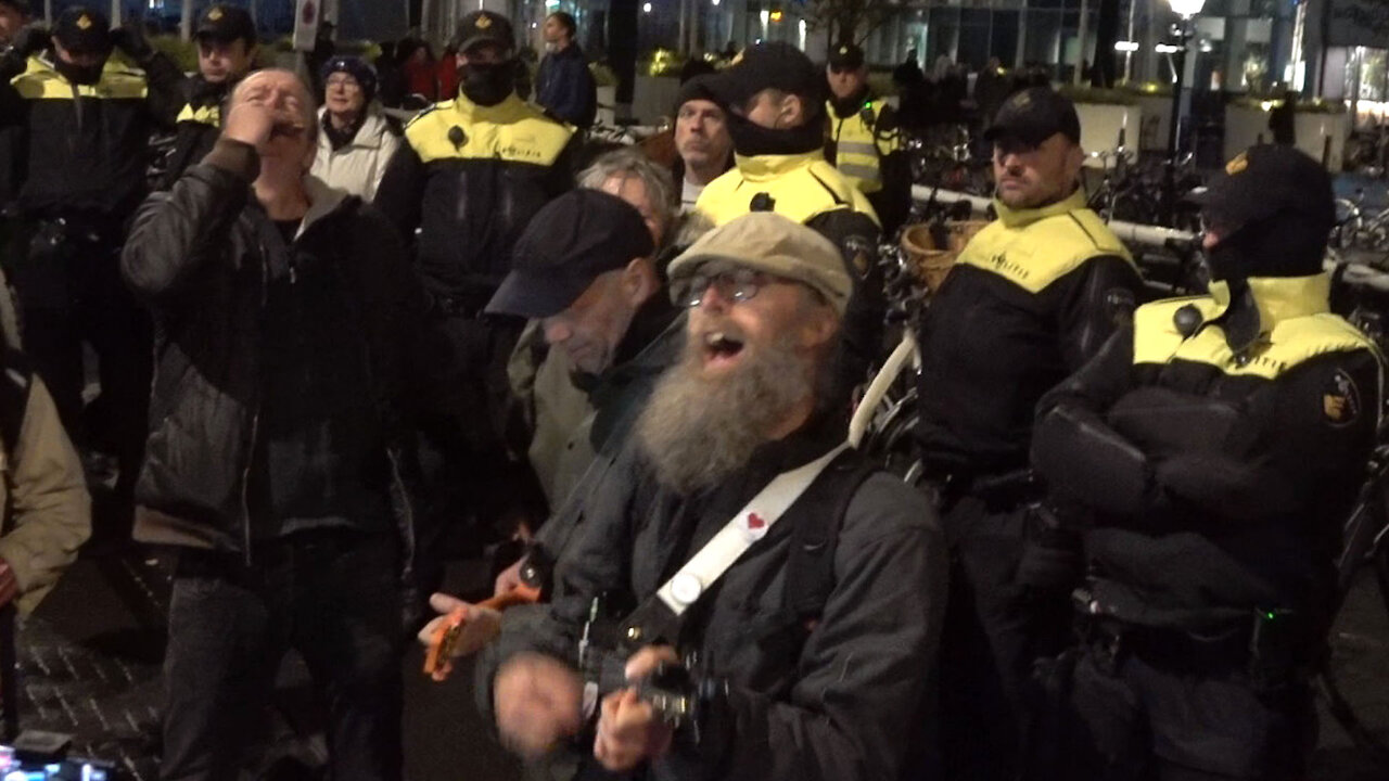 Lawaaiprotest overstemt Persconferentie Rutte - 2 november 2021, Ministerie van Justitie, Den Haag