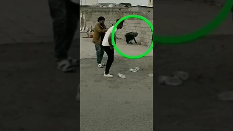 شاب صعق من عامود مكهرب