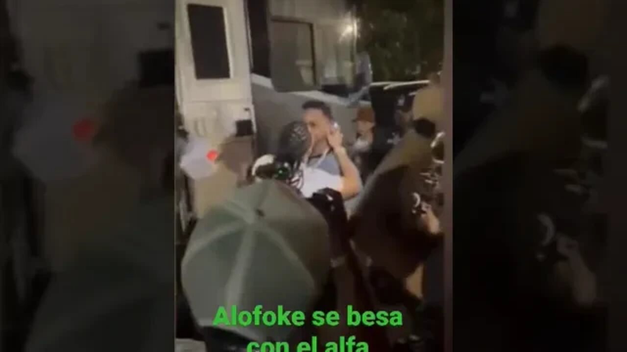 alofoke se besa con el alfa en la boca