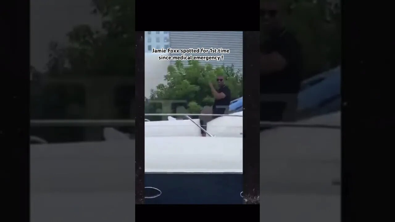 Jamie Foxx spotted on yacht in Chicago ‼️