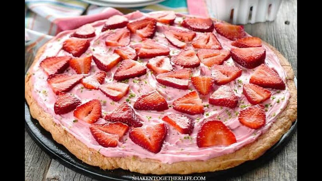 🍓 STRAWBERRY PIZZA - QUICK & EASY DESSERT - Brunch Recipe🍓 cc by Foodamentary: Adventures in Food