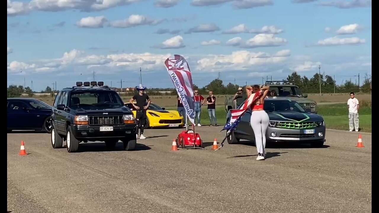 JEEP 5.9 V8 vs 6.4 SRT8 WK2, camaro, mustang & challenger!