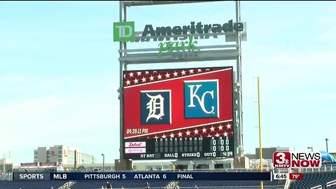 Royals face Tigers in first MLB game in Omahai