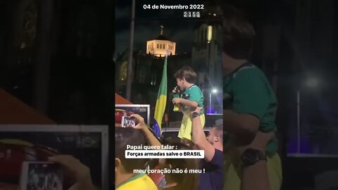 Criança grita pelas Forças Armadas