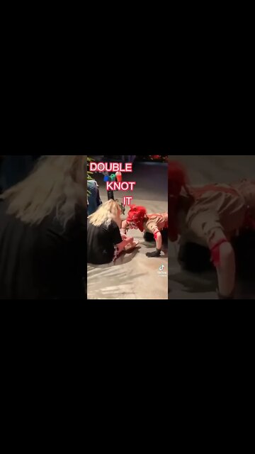 Cosplayer yells at woman to tie her shoe